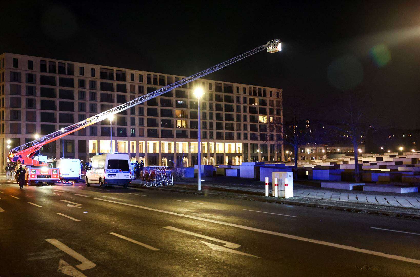 Verdagte vas wat glo besoeker aan Joodse gedenkteken in Berlyn met mes aanval