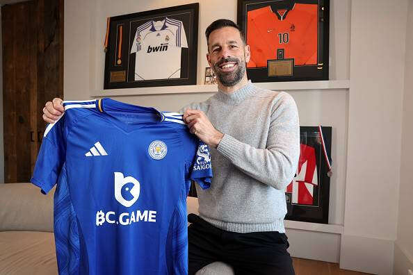 Sukkelende Leicester City stel Van Nistelrooy as afrigter aan