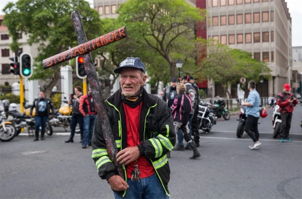 'The farmers are coming!' protesters march to Parliament