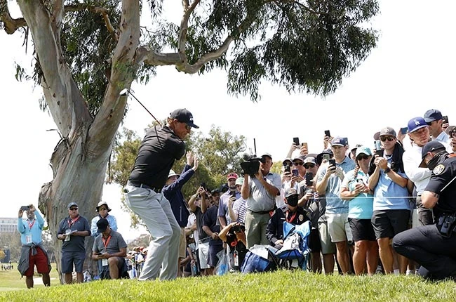 Cell phone woes hit Mickelson in poor start at US Open