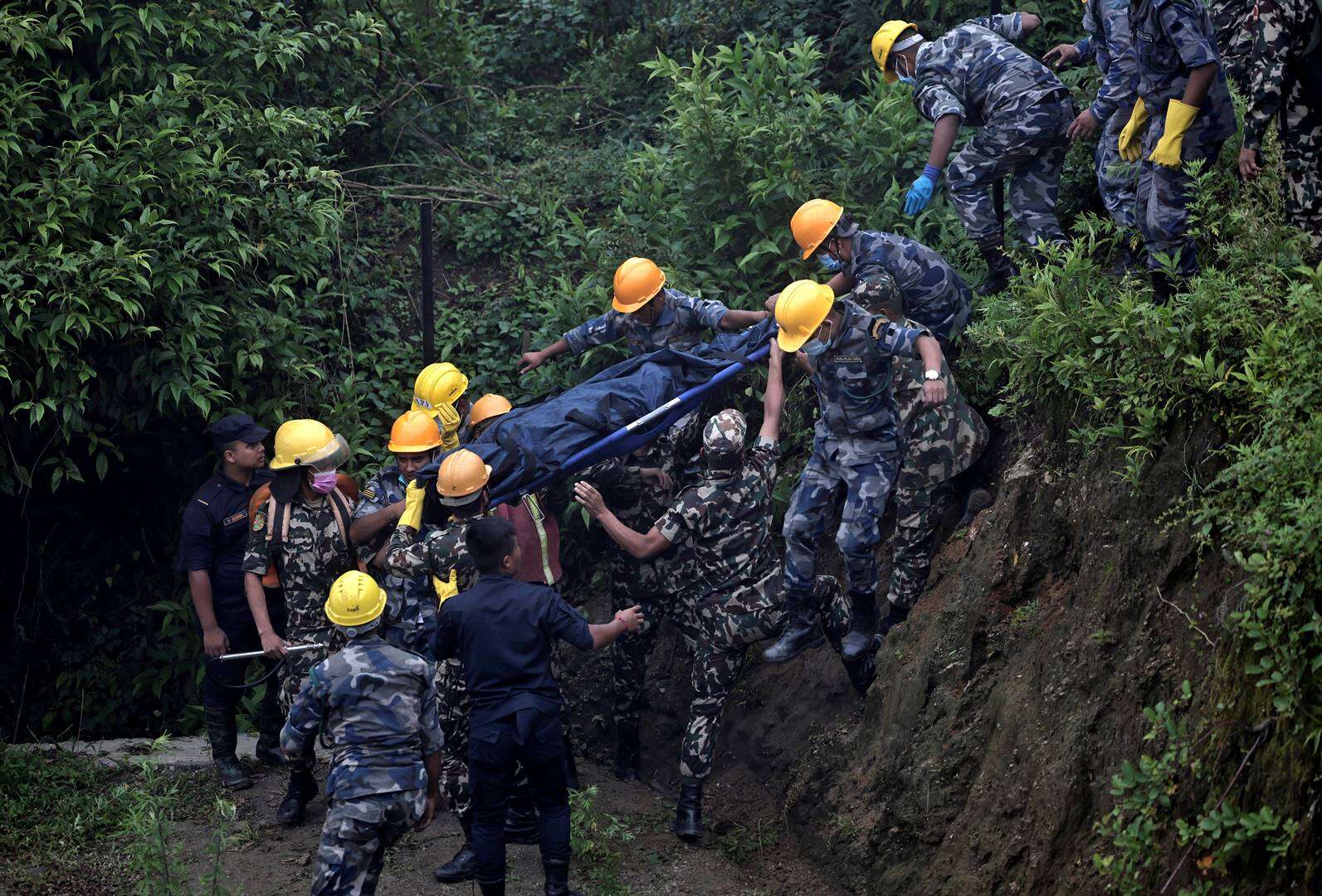 Vlieënier, 4 bemanningslede dood in helikopterongeluk in Nepal