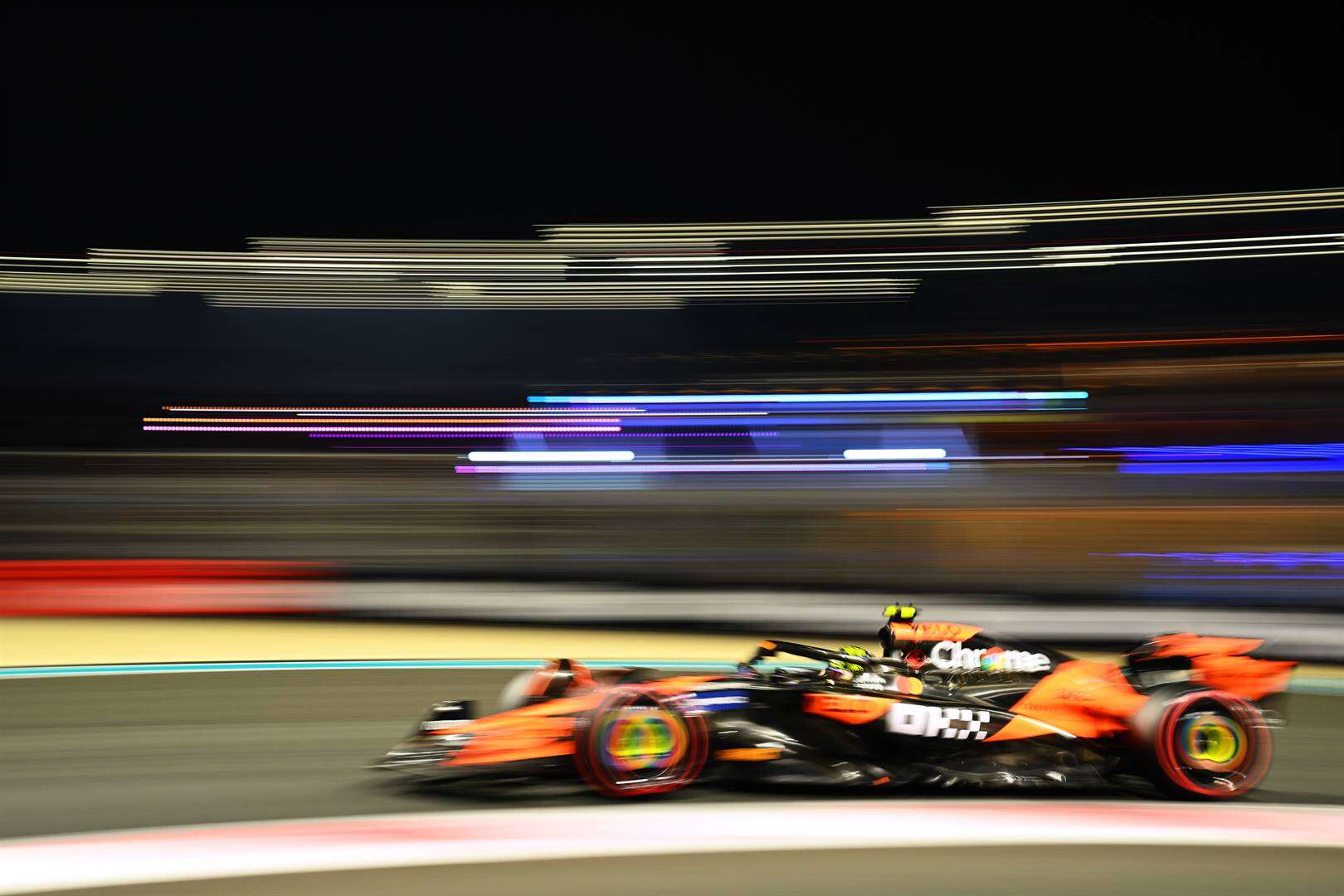 McLaren spring voor weg in Abu Dhabi