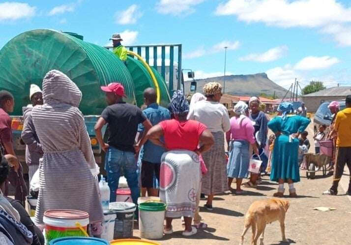 WATCH | Desperation grips Komani as residents clash in queues for water from tankers amid prolonged shortage