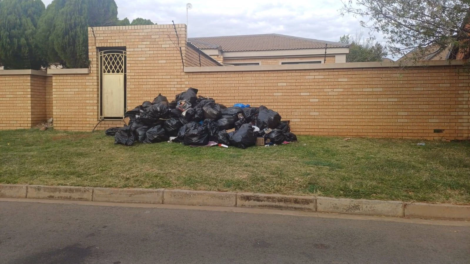 AfriForum vra hof om kwytskelding van Mangaung se tarief vir vullis