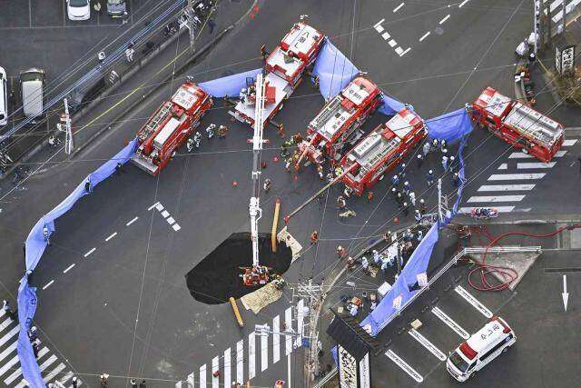 Japan: Lorriedrywer sedert Dinsdag vasgekeer in sinkgat