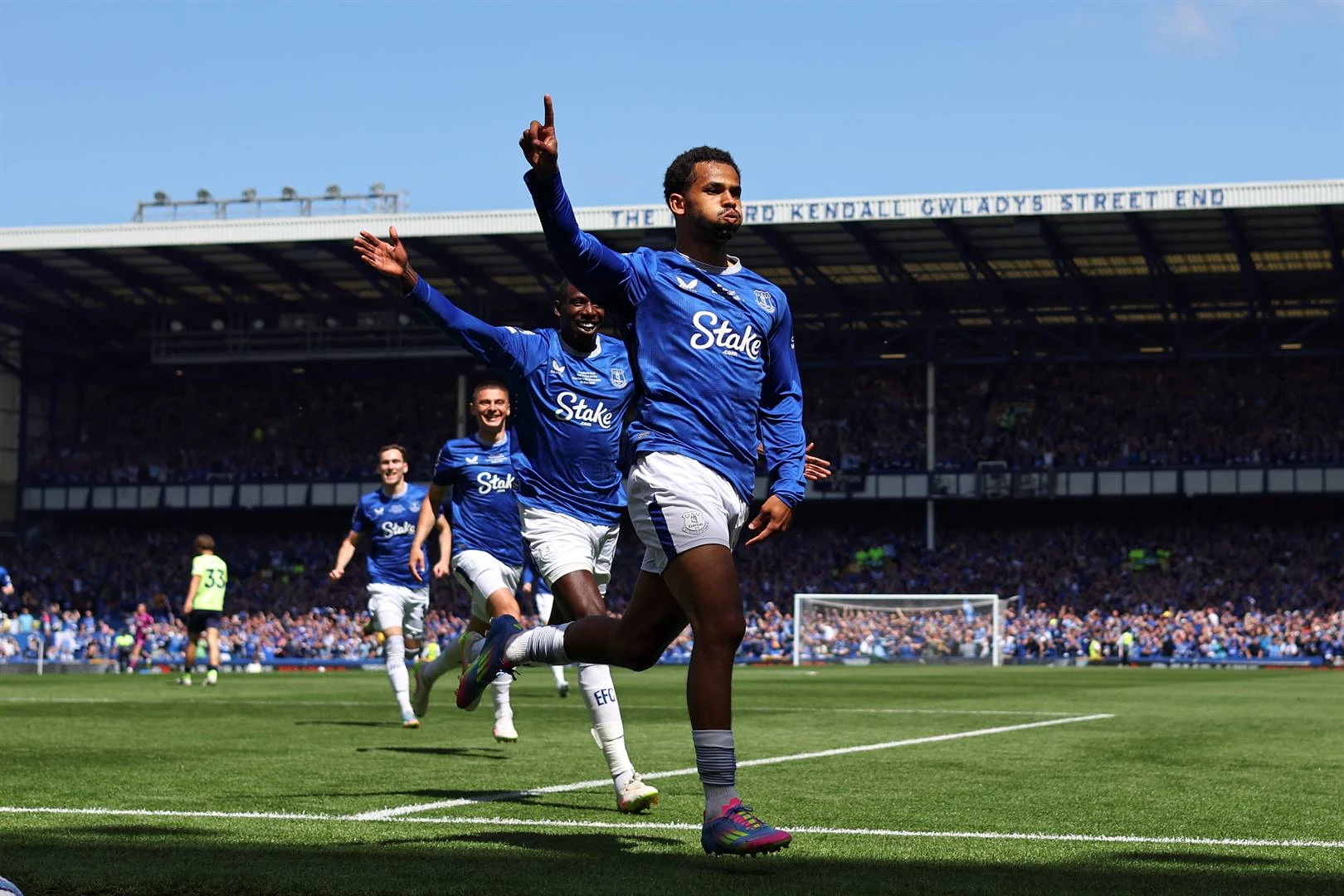 Everton groet Goodison Park op gepaste wyse
