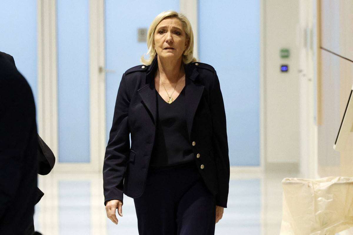 Aanklaers eis tronkstraf vir Marine Le Pen oor ‘vals’ poste