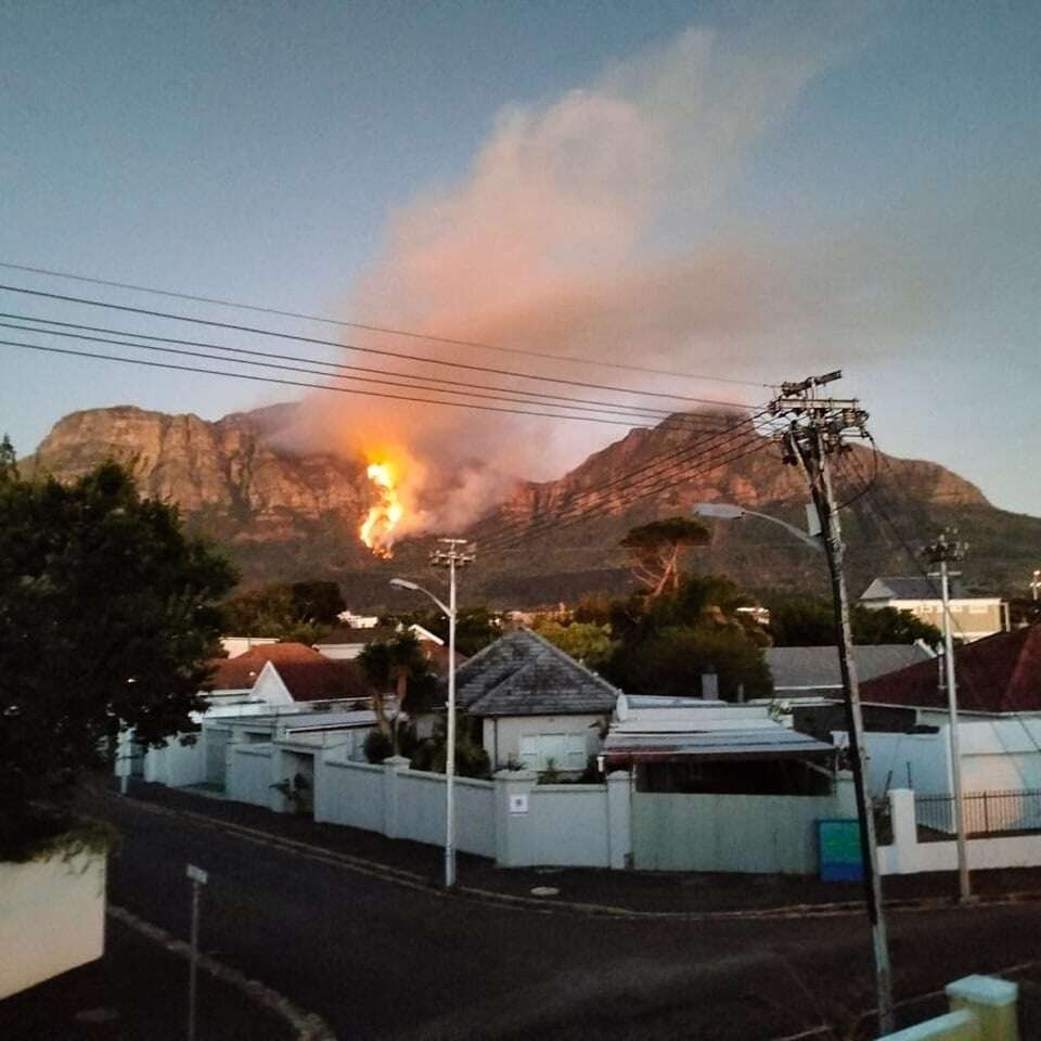 Brand woed op Tafelberg