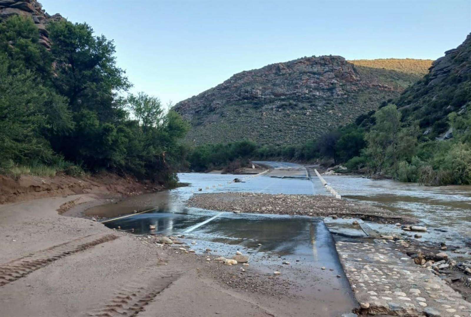 Meiringspoort weer oop, maar opruimingswerk duur voort