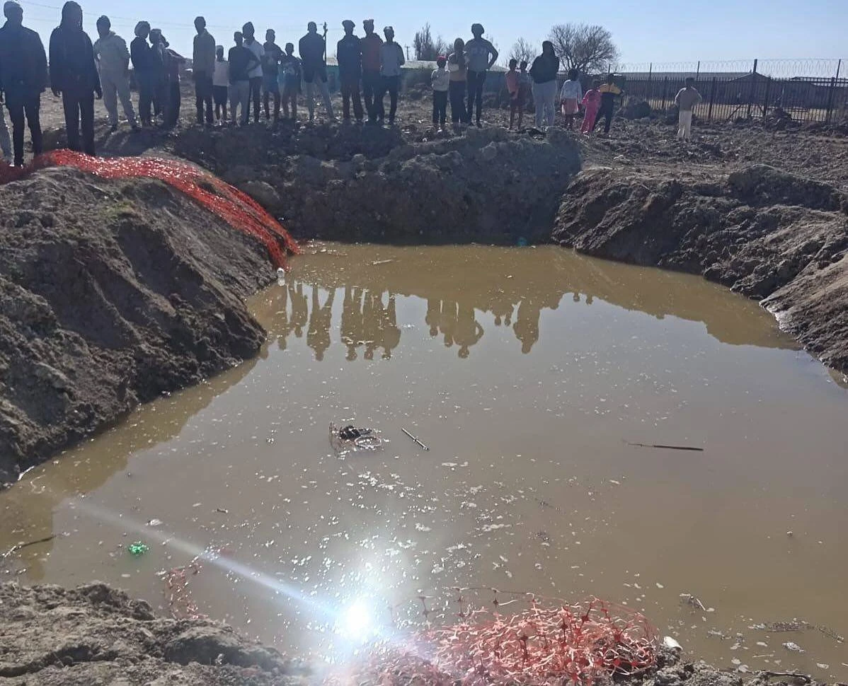 Kind (11) wat in gat op bouterrein verdrink, ‘het sokker met maats gespeel’ – ANC