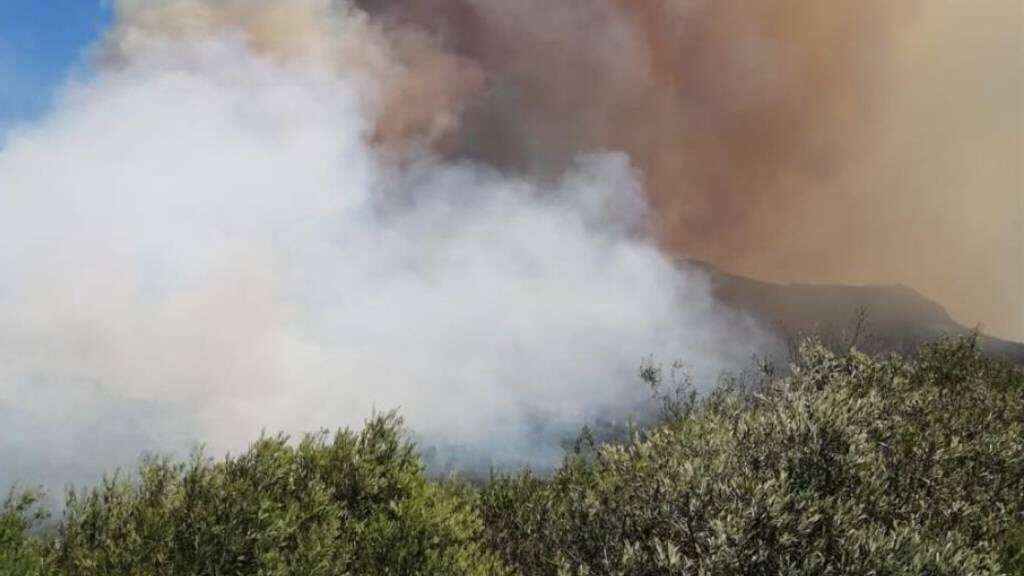 Firefighters battle Stellenbosch mountain fire for a second day