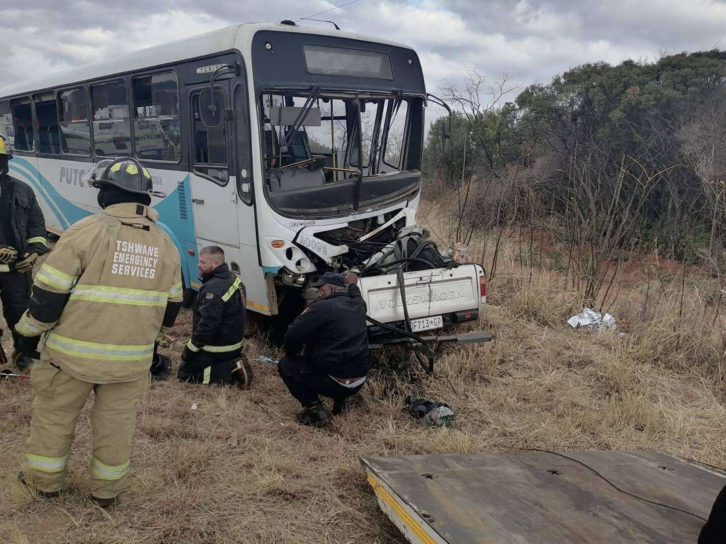 Man, 2 tienerseuns verongeluk toe bakkie onder bus beland