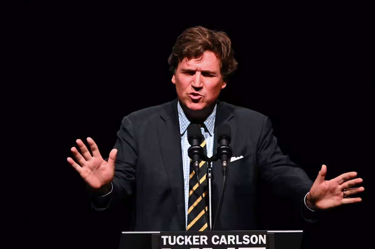 KYK | Tucker Carlson beweer demoon het hom in sy bed aangeval