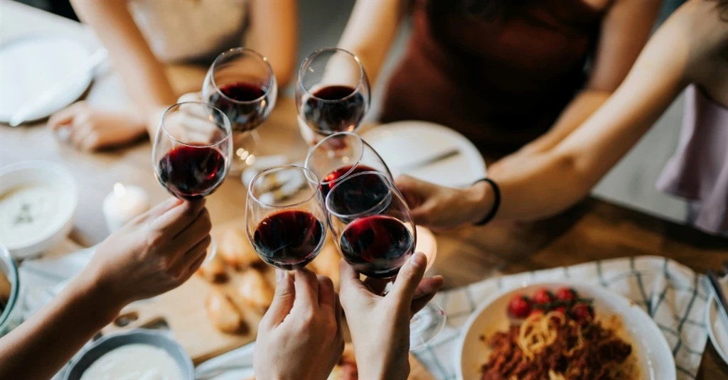 Rooiwyn vir die wetenskap? Spaanse studie soek vrywilligers om daagliks wyn te drink