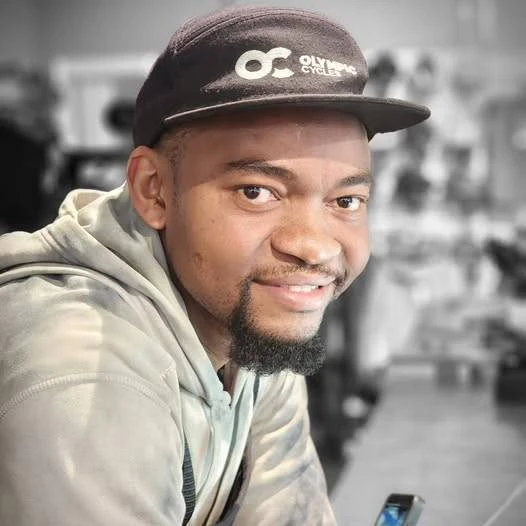 Fietsryer (35) sterf ná hy vir oop motordeur uitswaai, taxi hom tref