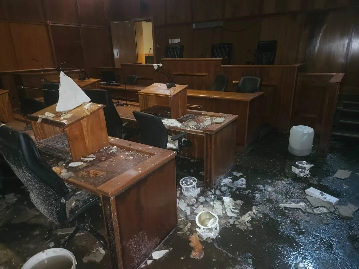 Toestand van hofgebou in Polokwane het regslui warm onder die kraag