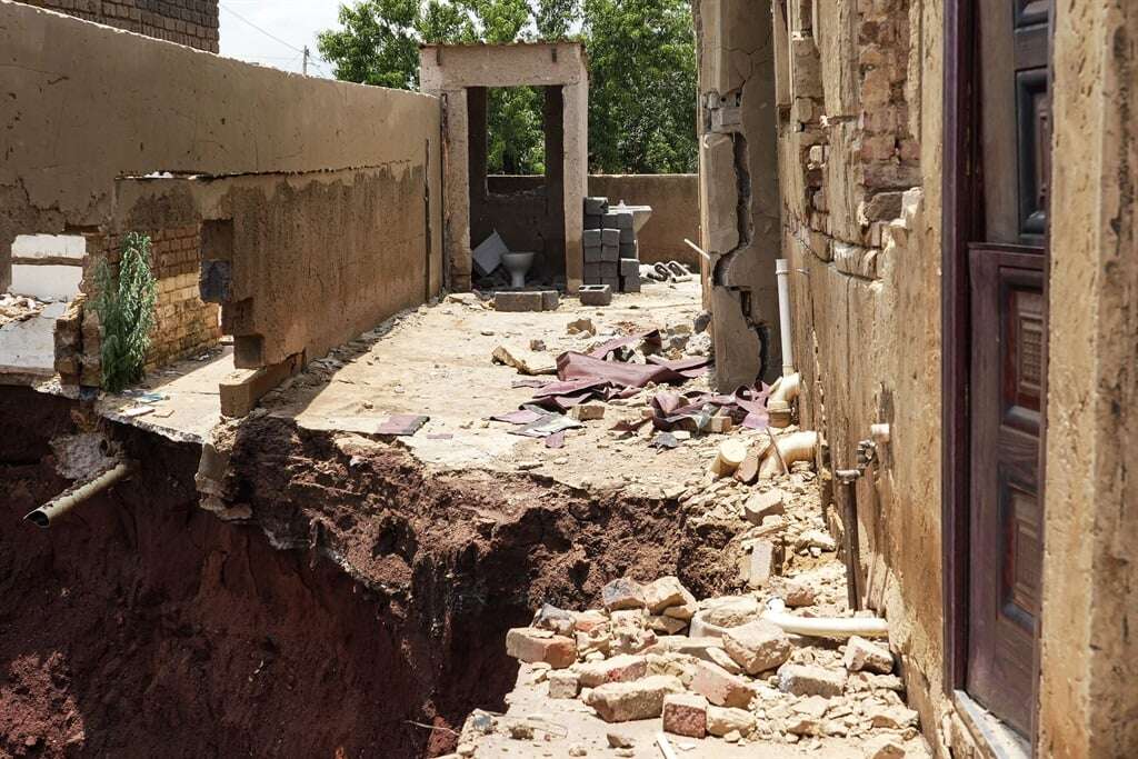 Carletonville residents race to salvage belongings as homes get swallowed by sinkholes