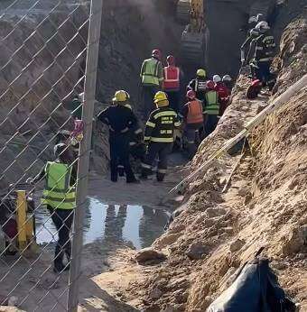 Werkers gered ná sloot in Gordonsbaai meegee