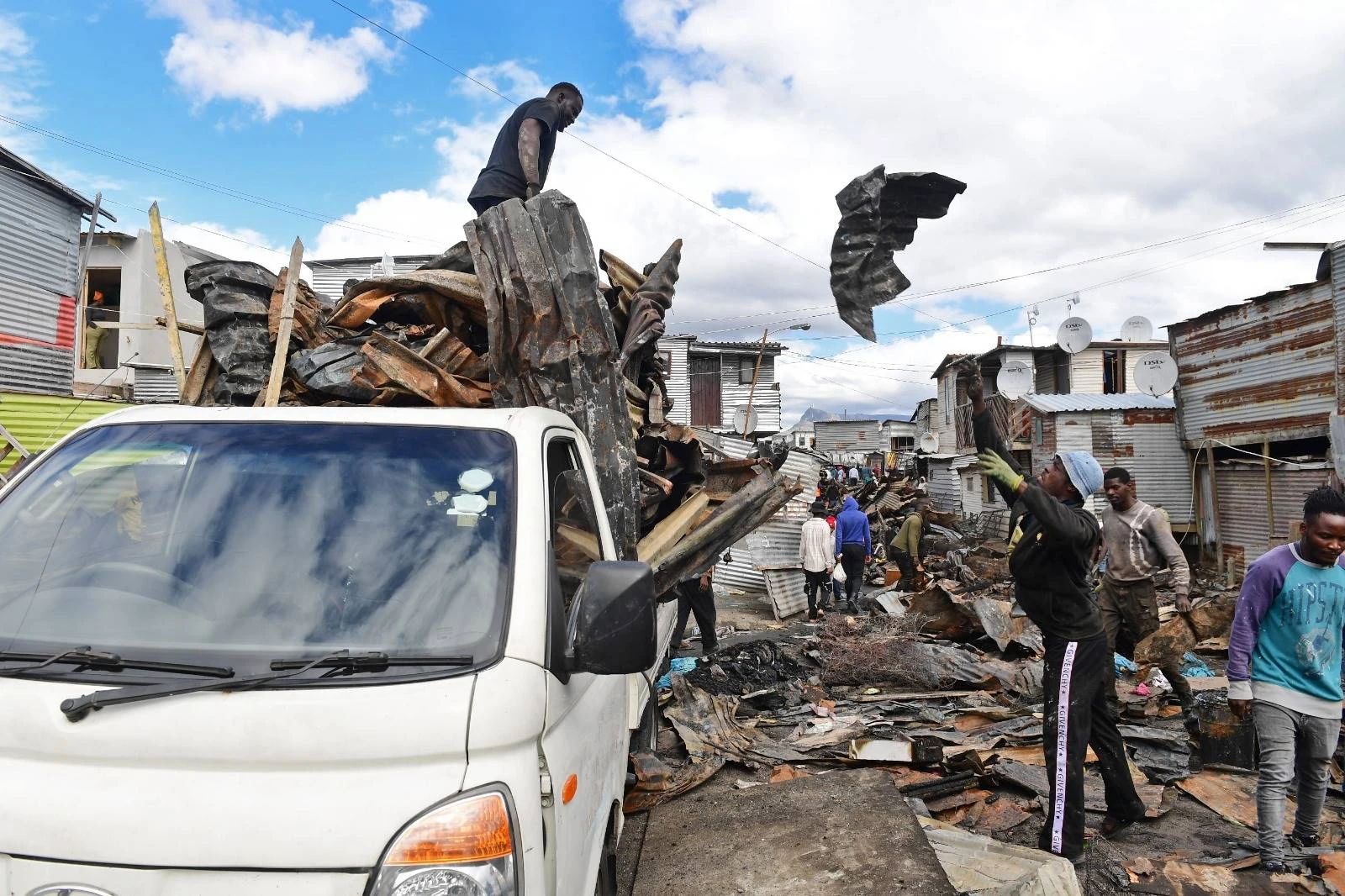 63 strukture in puin gelê toe wind vlamme in Milnerton-buurt aanblaas