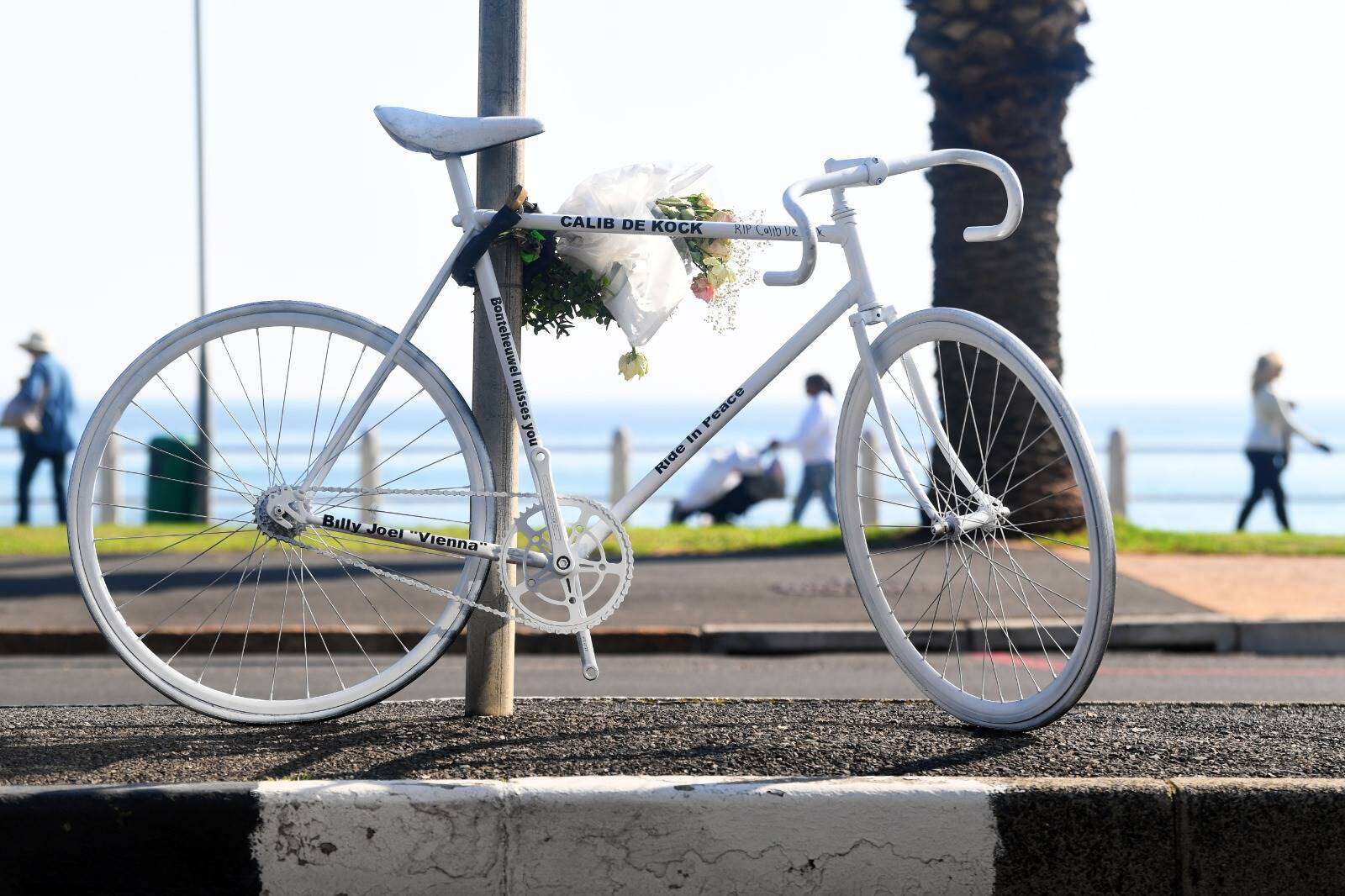 ‘Spookfiets’ staangemaak ter nagedagtenis aan jong ryer in Seepunt