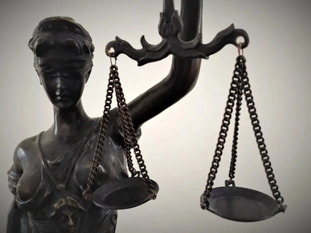 Vrou wat munisipaliteite uit meer as R1 m. bedrieg, vir 10 j. tronk toe