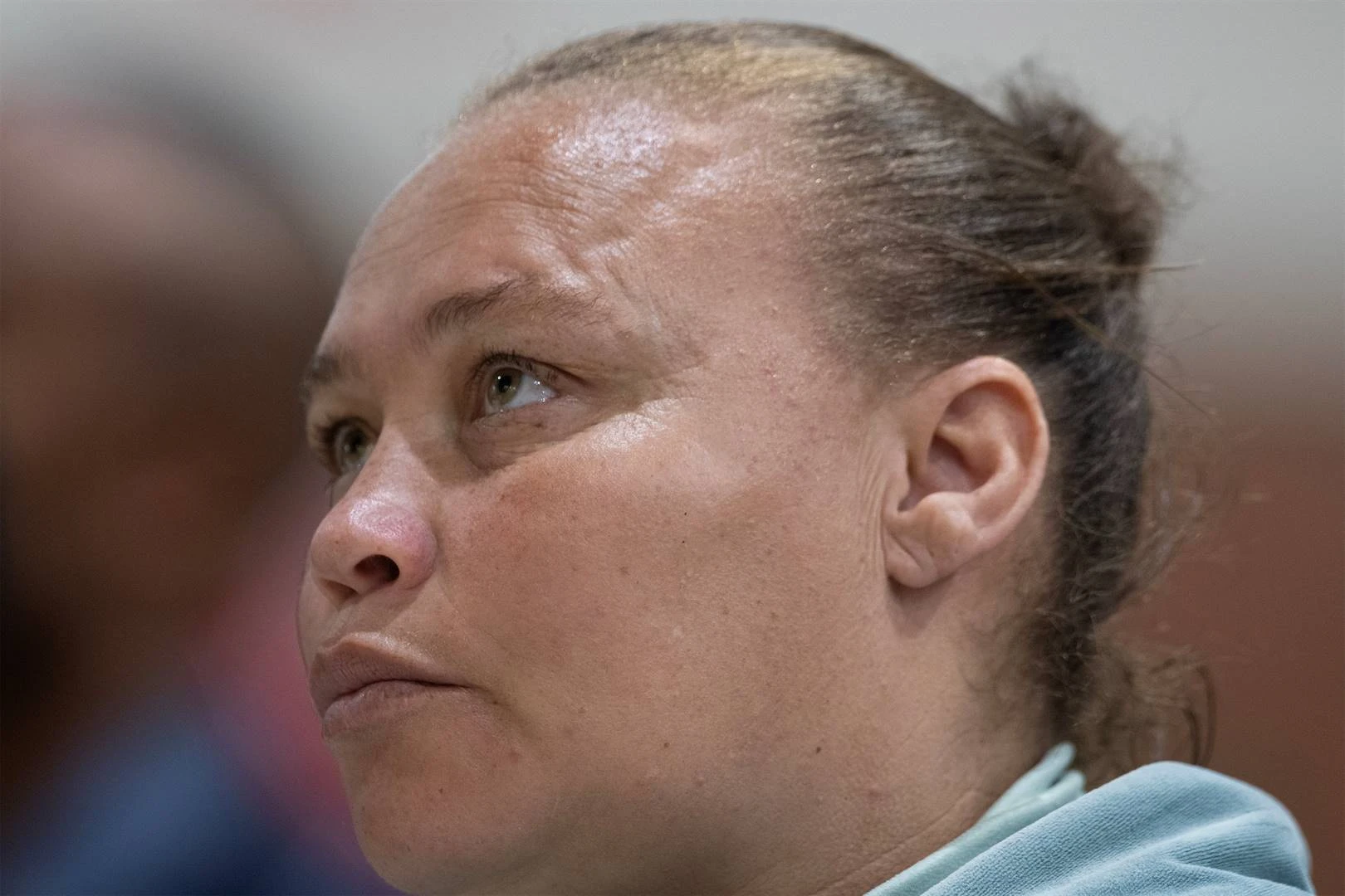 Kelly Smith vind glo nuwe liefde in polisieselle terwyl verhoor afspeel