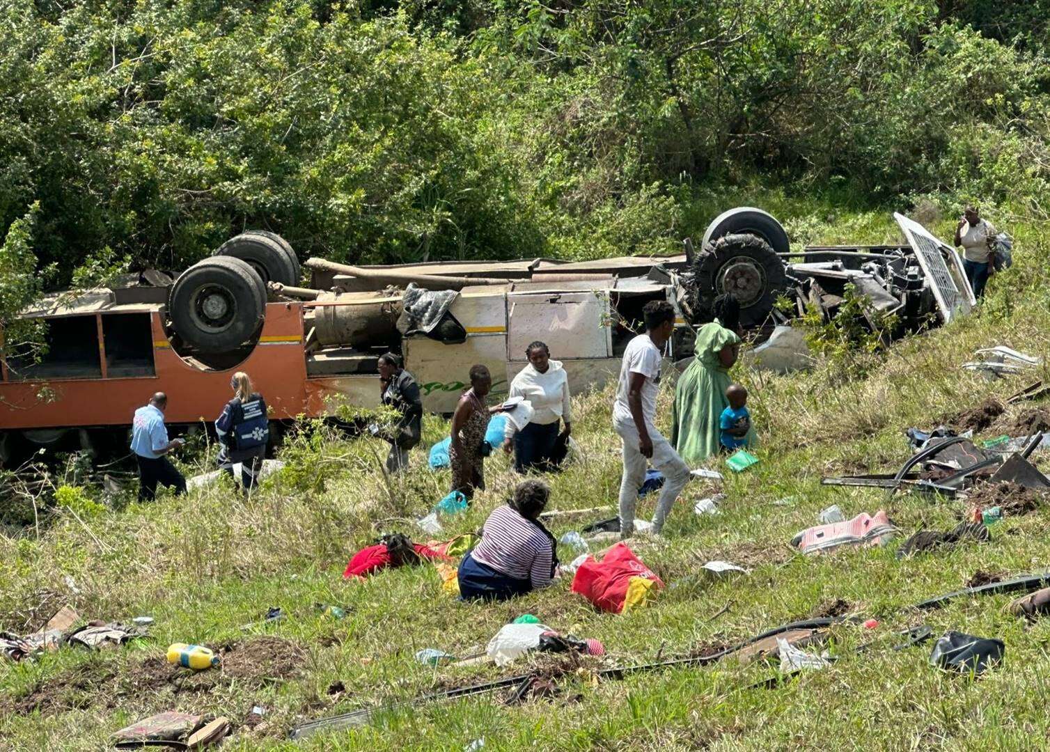 4 dood nadat ‘onpadwaardige’ bus in KwaZulu-Natal omslaan