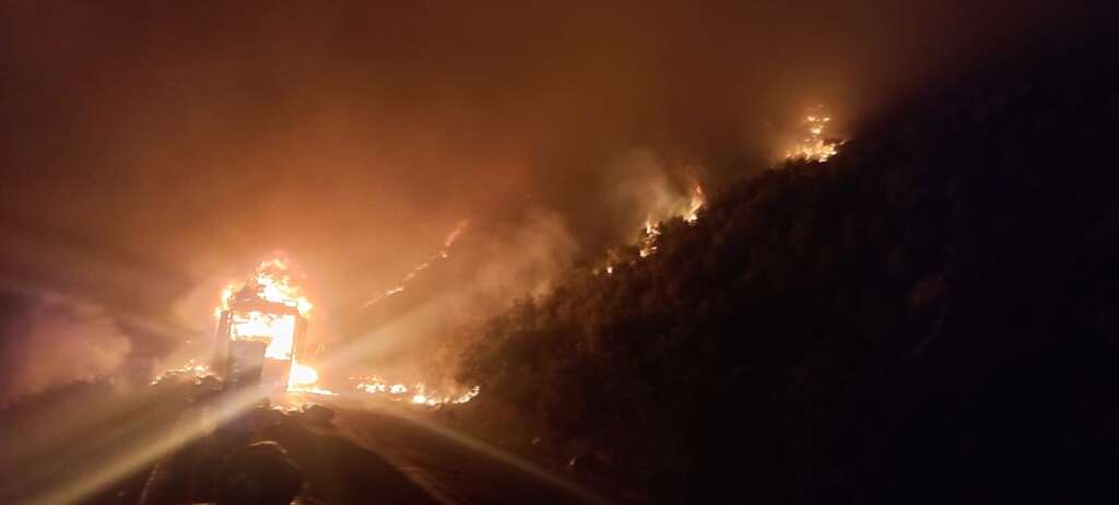 Du Toits Kloof Pass remains closed after bus catches alight and fire spreads