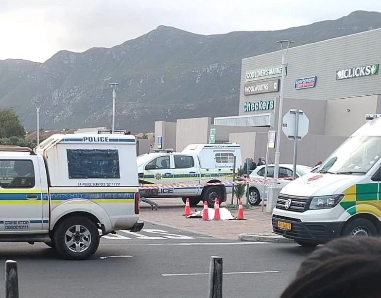 Sakevrou buite winkelsentrum in Hermanus doodgeskiet