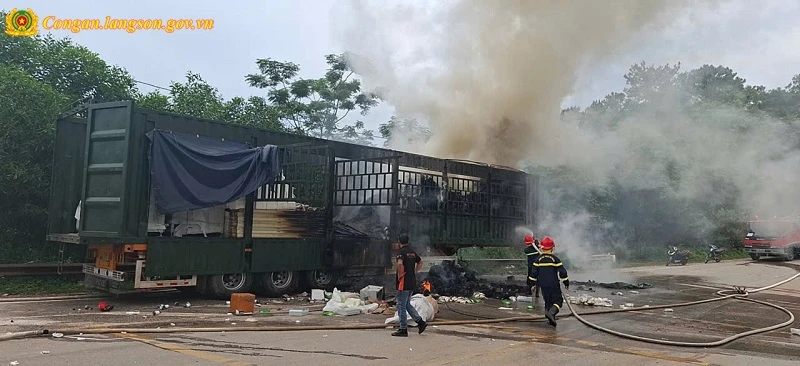 Cháy xe container giữa đường, hé lộ bí mật ẩn giấu trong 195 thùng xốp khiến nhiều người giật mình