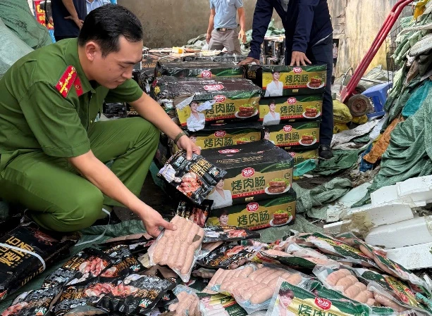 Gần 1,7 tấn xúc xích, lạp xưởng không rõ nguồn gốc suýt tuồn ra thị trường: Lời cảnh báo cho người tiêu dùng Thủ đô
