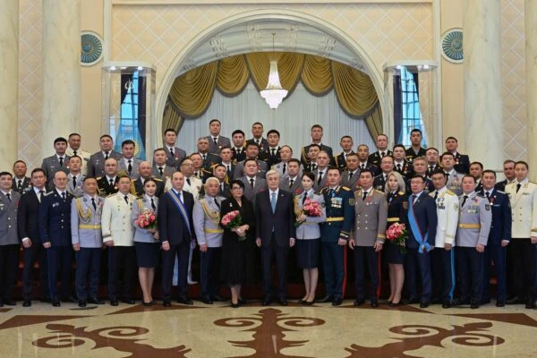 Токаев поздравил и наградил военнослужащих с Днем защитника Отечества