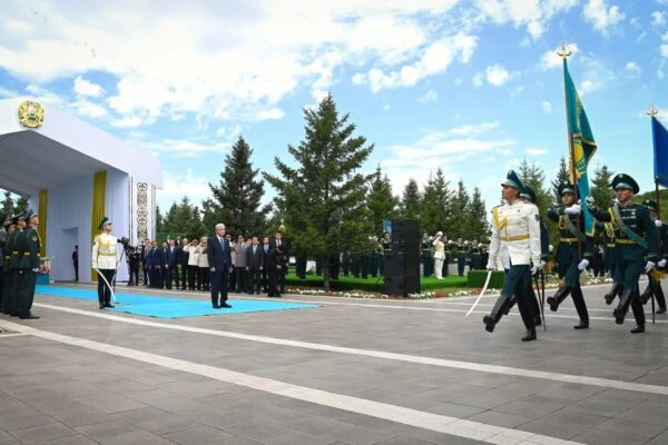 Президент поздравил казахстанцев с Днем государственных символов