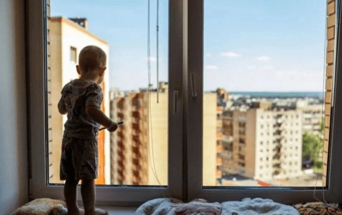 МЧС бесплатно устанавливает замки на окнах