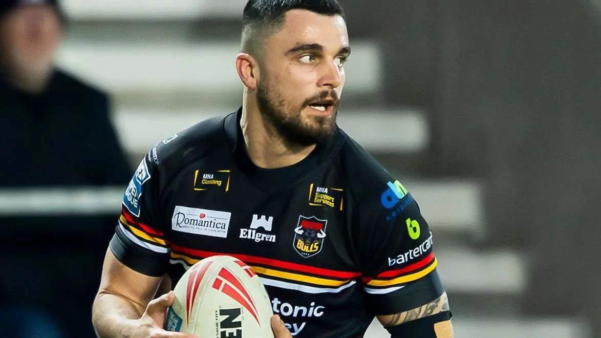 Bulls full-back Aekins extends contract