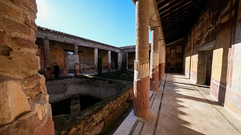 From Pompeii to Évora : invisible solar for heritage sites