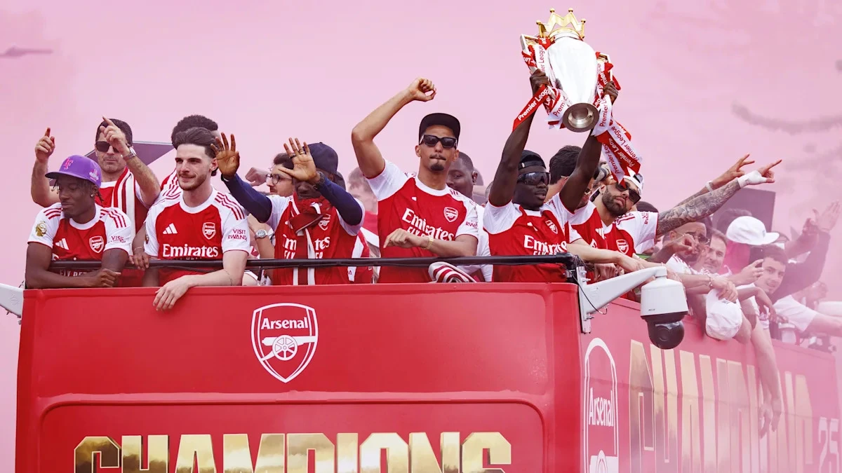 Arsenal fans turn streets red for victory parade
