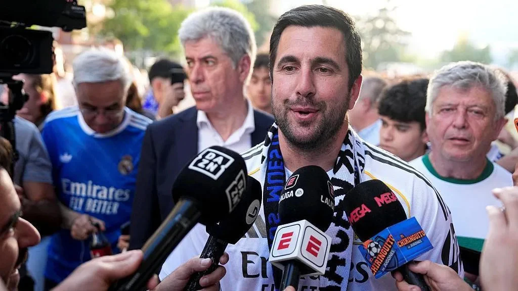 Pools & padel - Real presidential candidate's big plans