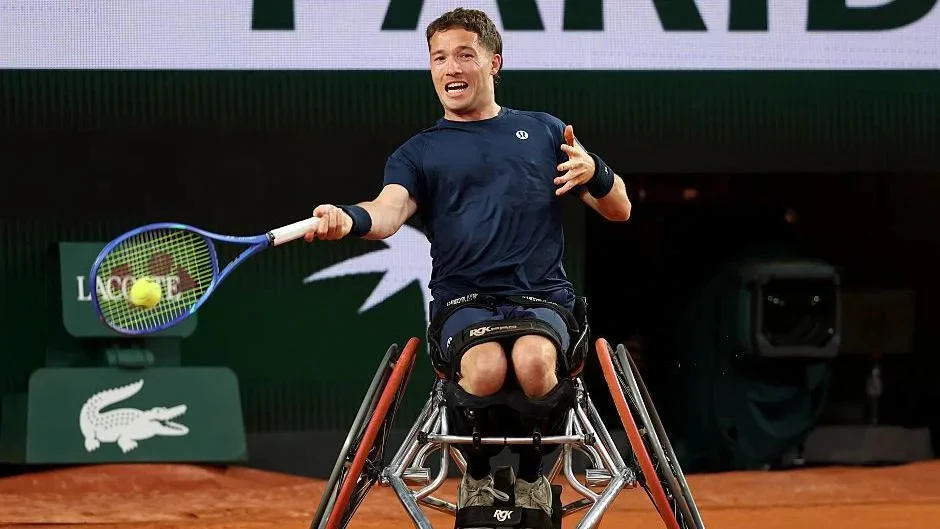 Britain's Hewett into quarter-finals but Reid loses