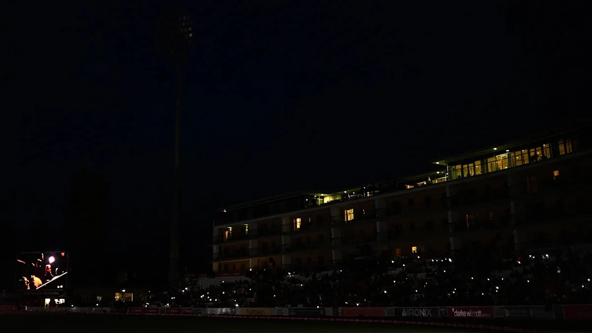 Somerset apologise for floodlight failures