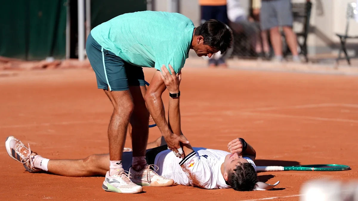Mensik collapses on court as heatwave continues