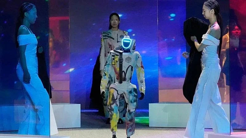 Humanoid robots join models at fashion show in Seoul