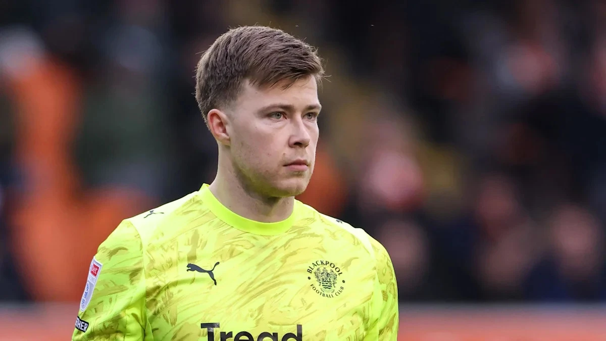 Blackpool keeper Peacock-Farrell signs new deal
