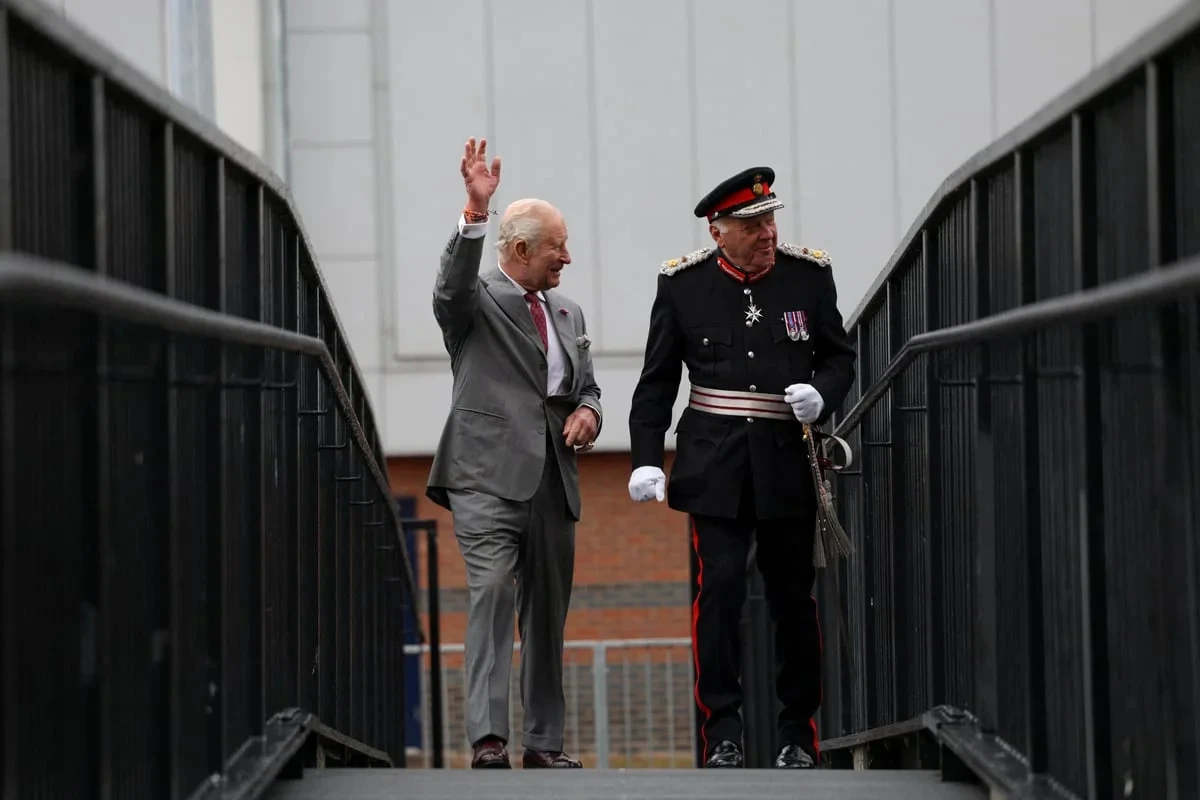Impromptu walkabout by the King cheers crowds on rainy day