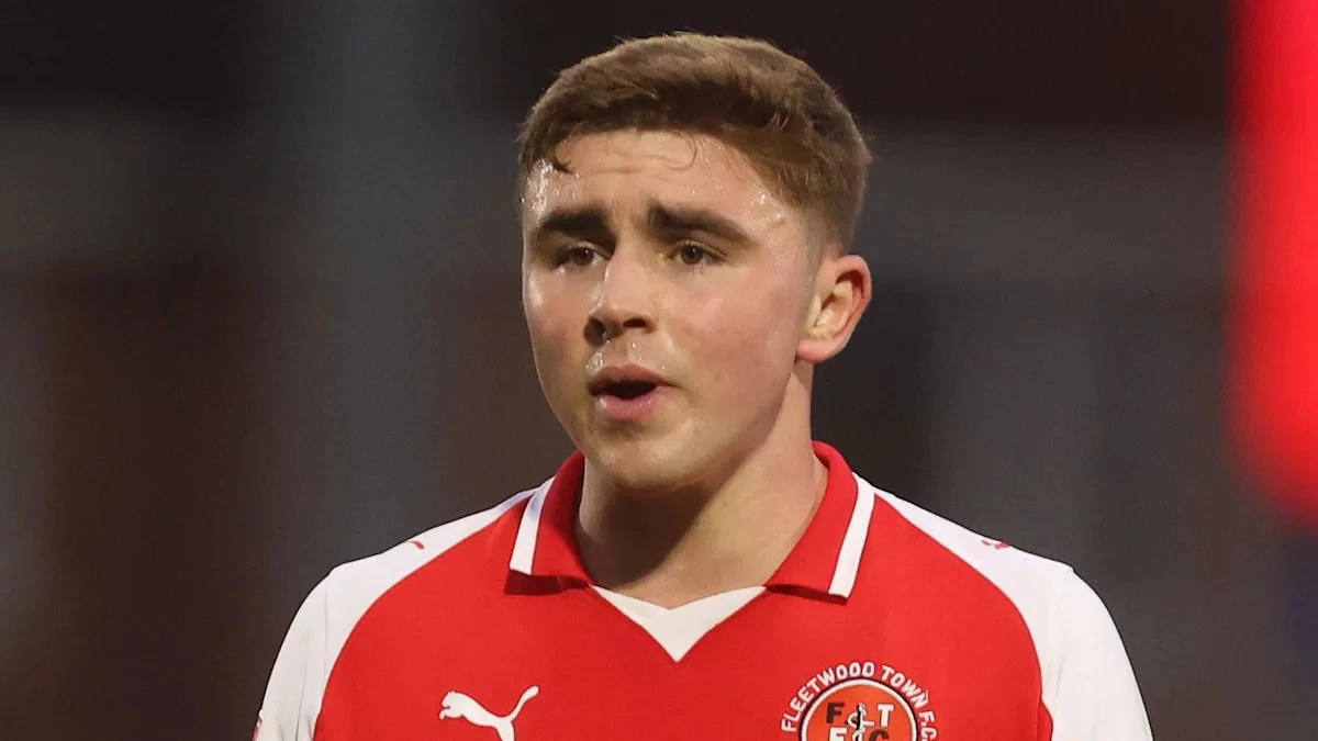 Fleetwood's Neal signs two-year contract extension