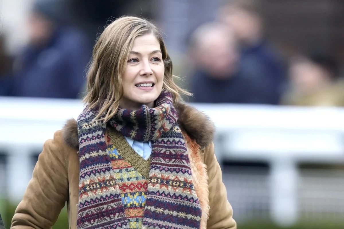 Rosamund Pike keeps cool after performance interrupted by phone alarm