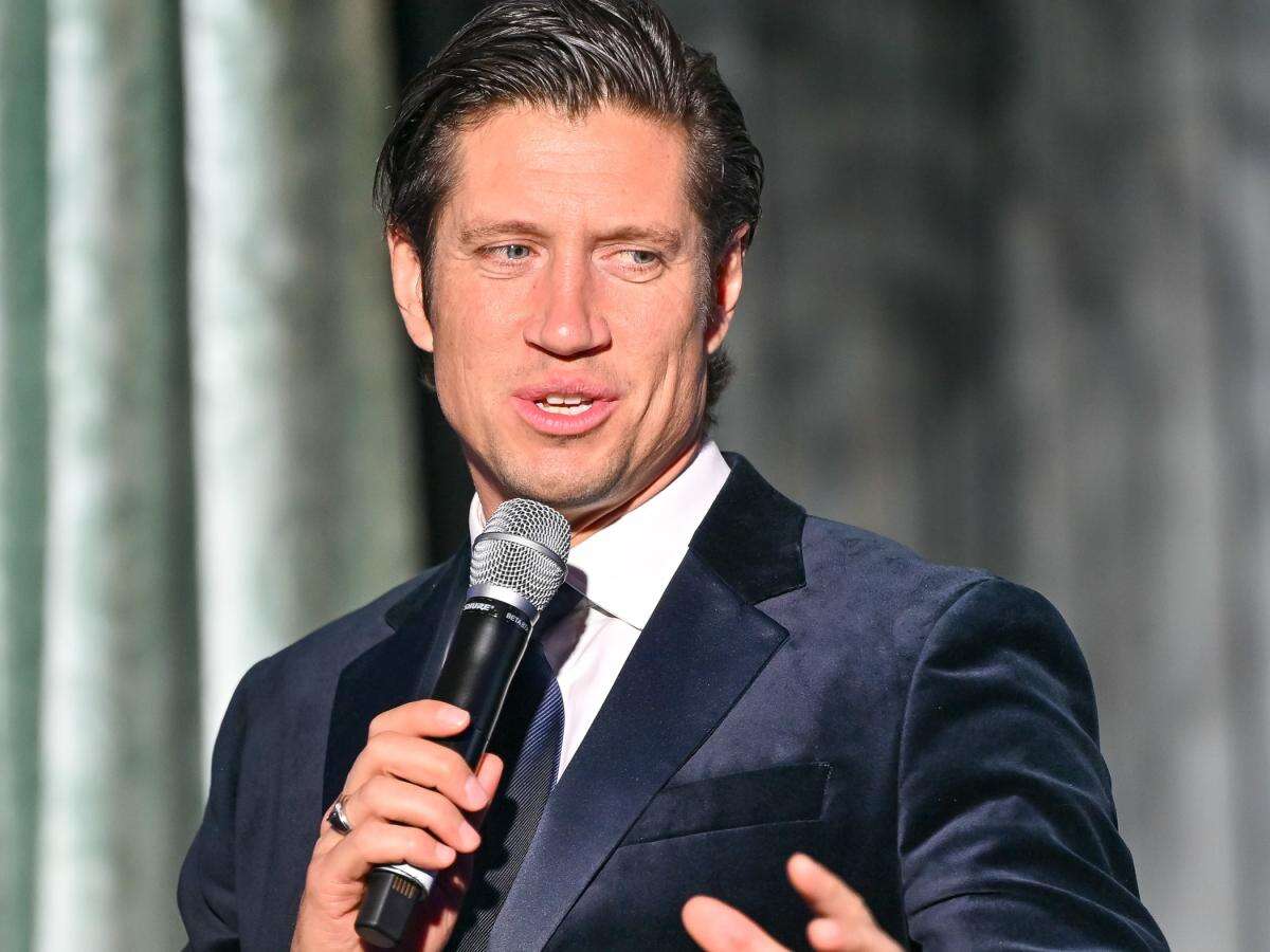 Vernon Kay barely audible in 'awkward' BBC Radio 2 show