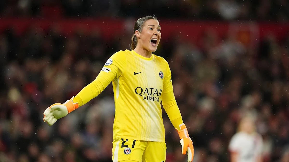 Mary Earps booed as Manchester United spoil her return with win over PSG