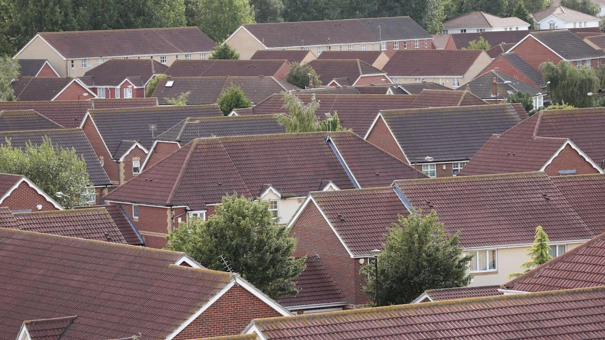 Average UK house price fell by £794 in September, says Halifax