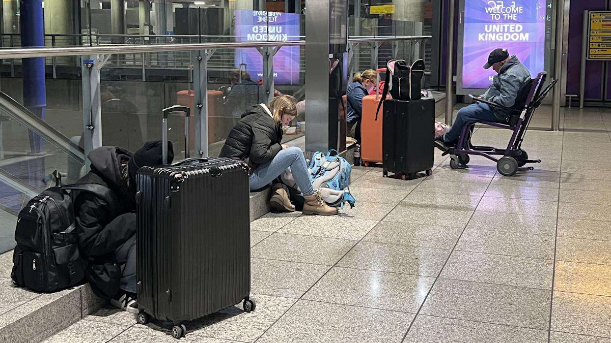 Flights begin landing at Heathrow after mass disruption caused by power outage